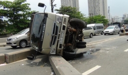 Xe tải đâm dải phân cách, lật nhào trên cầu Sài Gòn